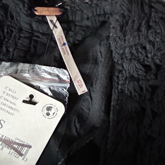 NWT Free People Size XS Megan Crochet top
Black. Open back Puffed sleeves - Picture 10 of 14